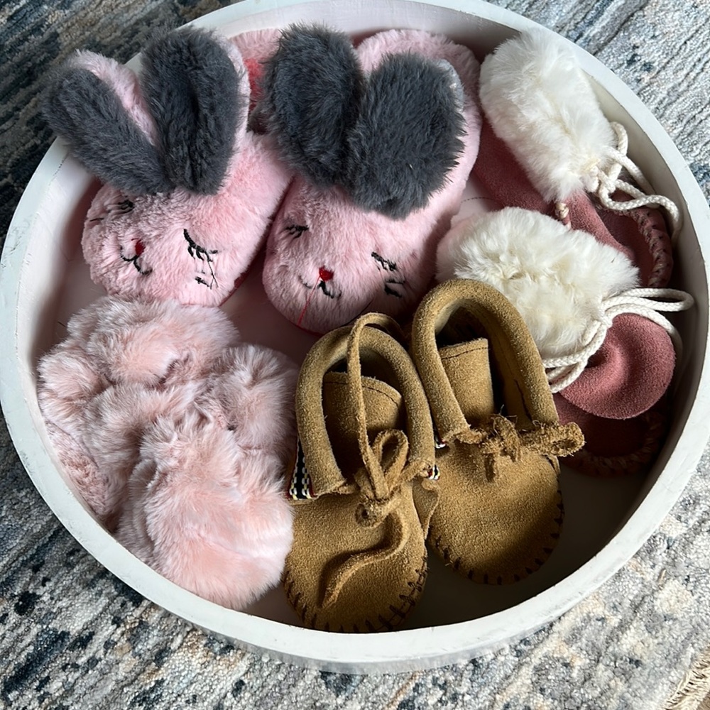 Lot of 5 slippers 🐰🐰. Pink, furry, leather. Size NB-5.